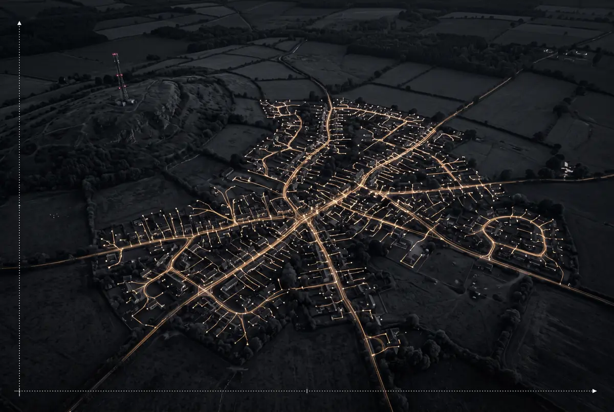KI-Illustration: ein Dorf bei Nacht mit leuchtendem Glasfasernetz (kein realer Ort)
